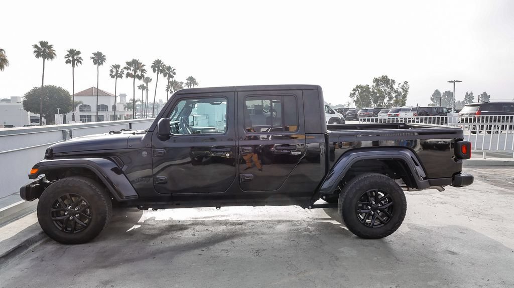 Used 2023 Jeep Gladiator Sport AWD/4WD image 14