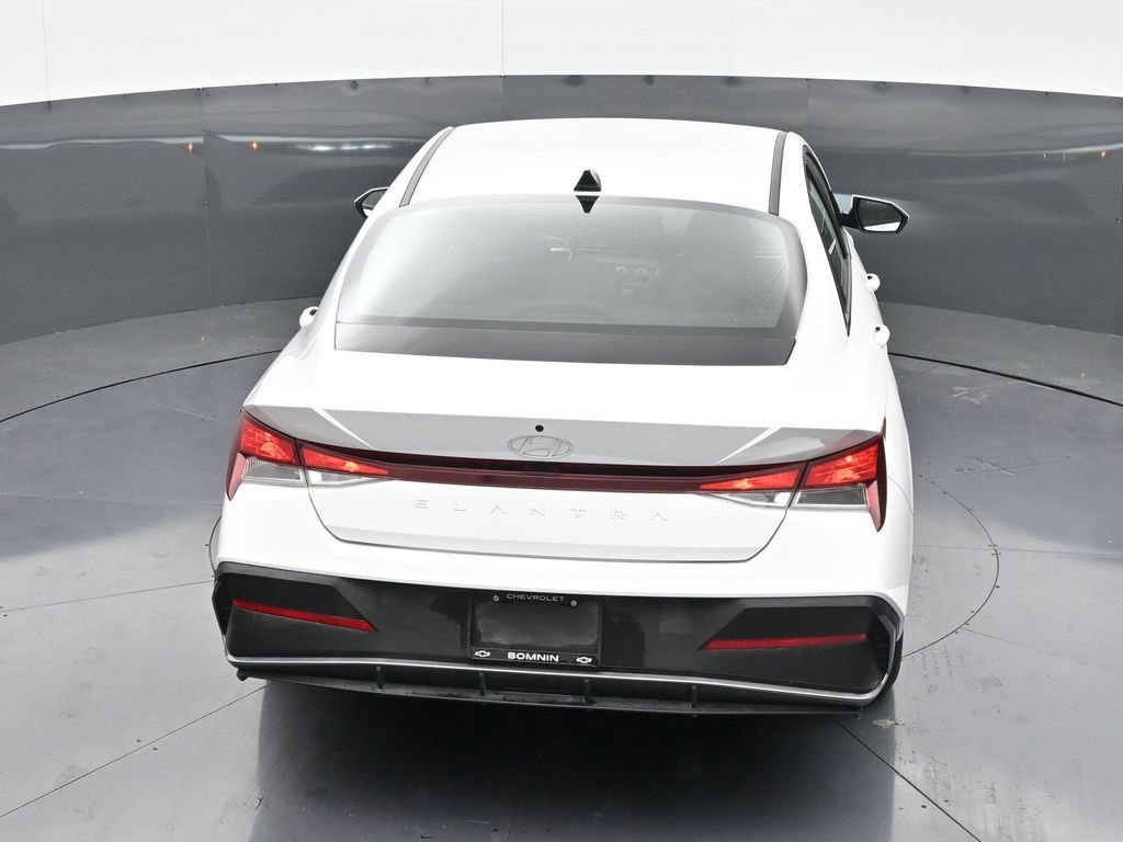 Used 2024 Hyundai Elantra SE FWD image 15