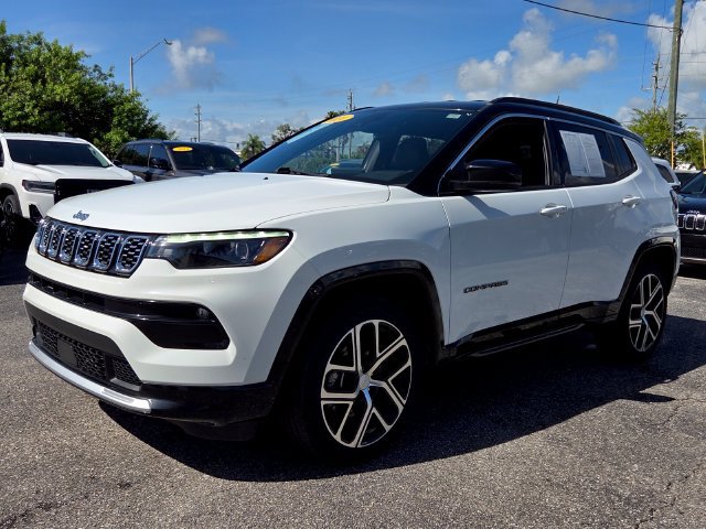 Used 2024 Jeep Compass Limited w/ Elite Group AWD/4WD image 3