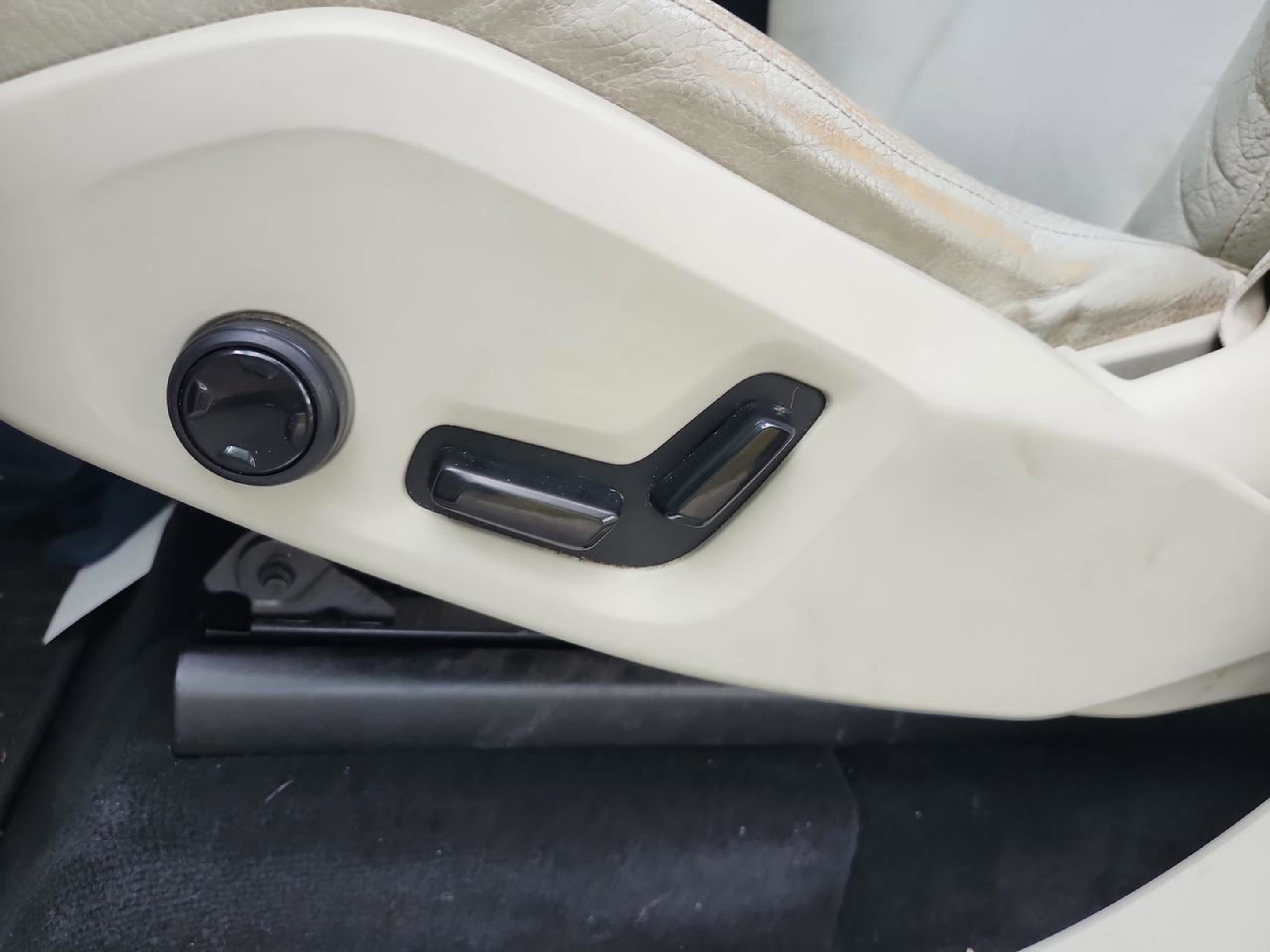 Used 2018 Volvo XC90 T5 Momentum w/ Convenience Package image 12