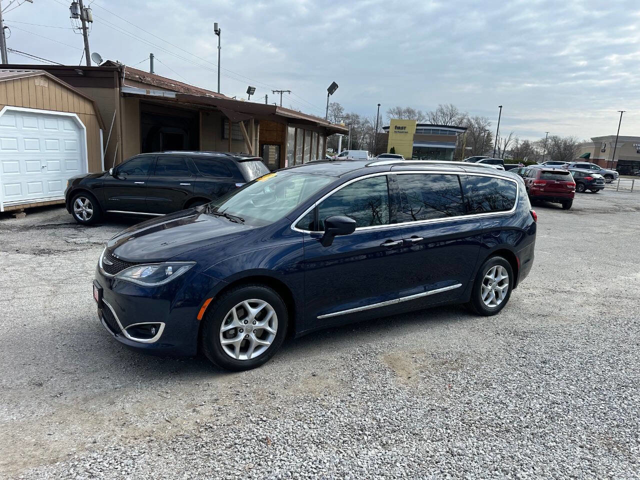 Used 2018 Chrysler Pacifica Touring-L w/ Tire & Wheel Group image 2
