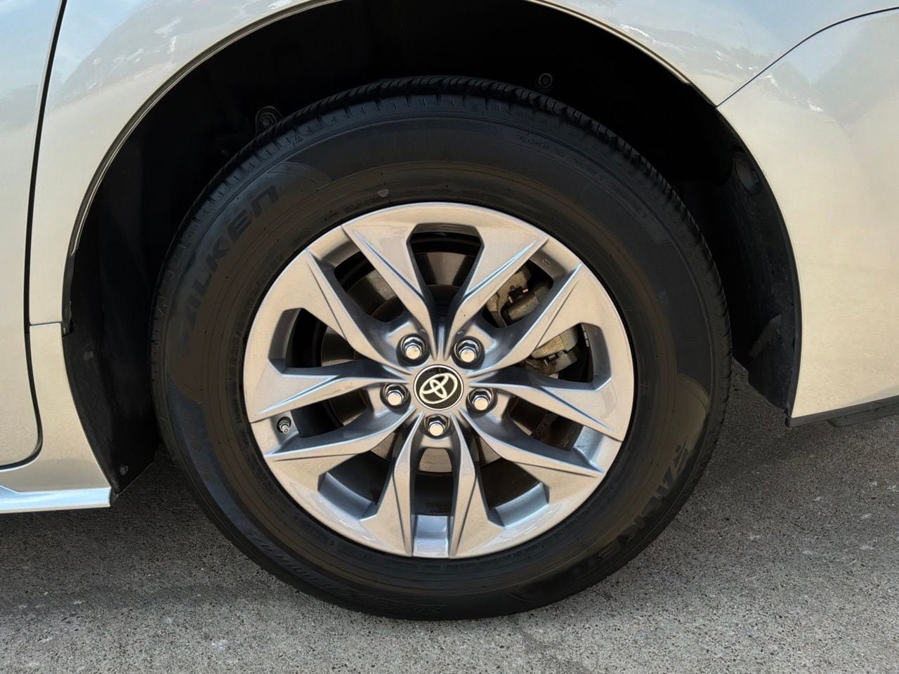 Used 2025 Toyota Sienna XLE FWD image 9