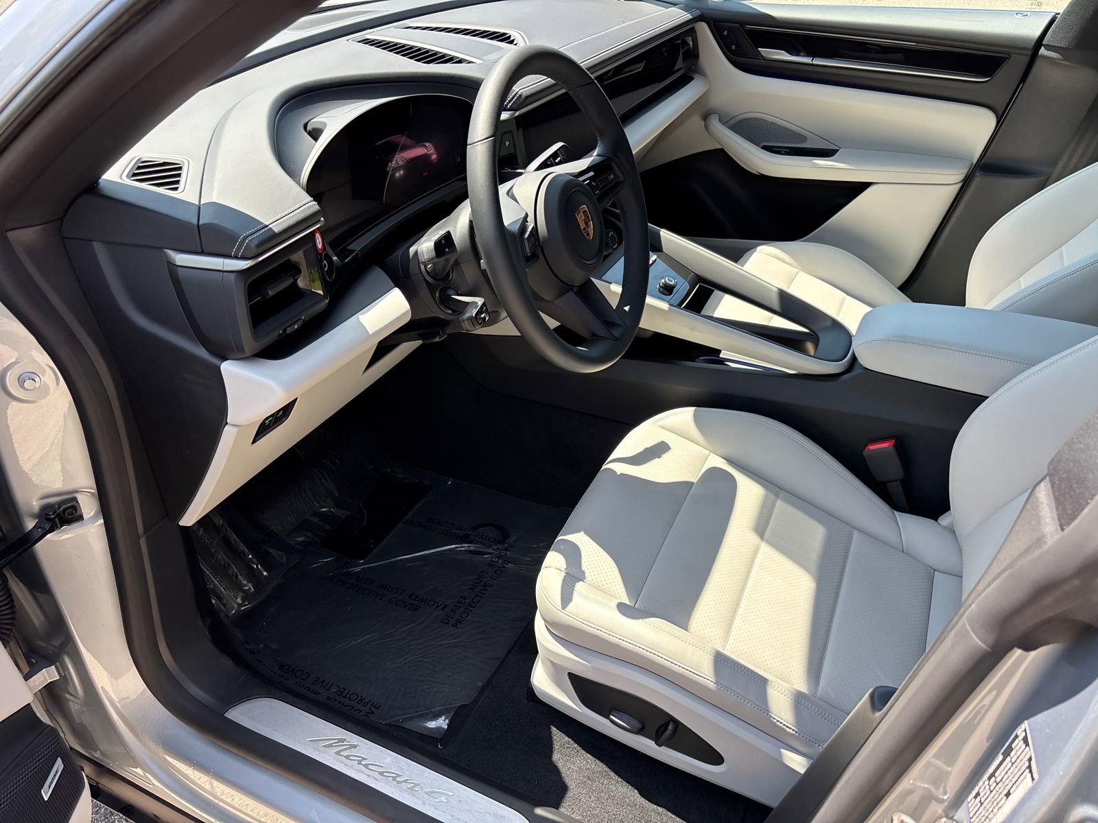 Used 2025 Porsche Macan 4 Electric AWD/4WD image 14