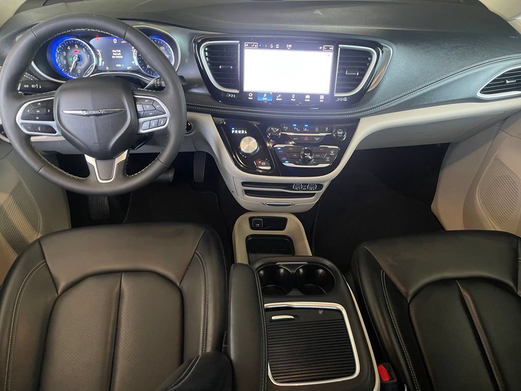 Used 2023 Chrysler Pacifica Touring-L FWD image 15