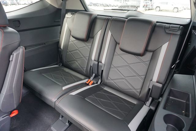 Used 2025 Volkswagen Atlas Peak Edition SE image 18