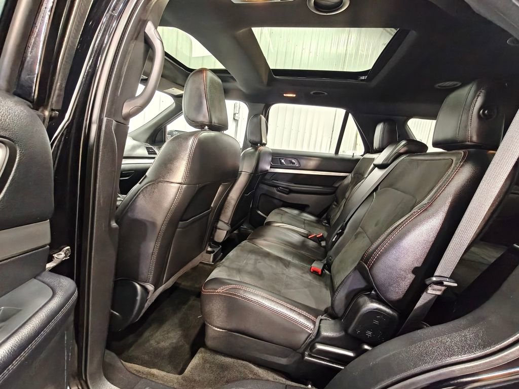 Used 2018 Ford Explorer XLT w/ XLT Appearance Package image 32
