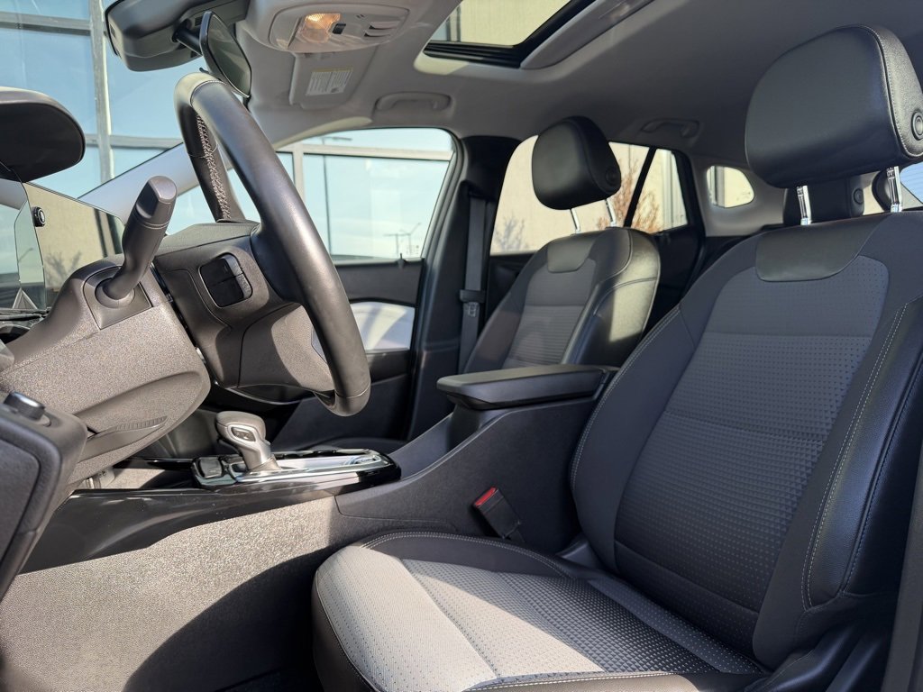 Used 2024 Chevrolet Trax LT w/ Sunroof Package image 11