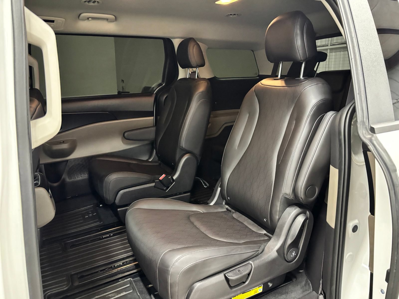 Used 2026 Kia Carnival FWD image 19