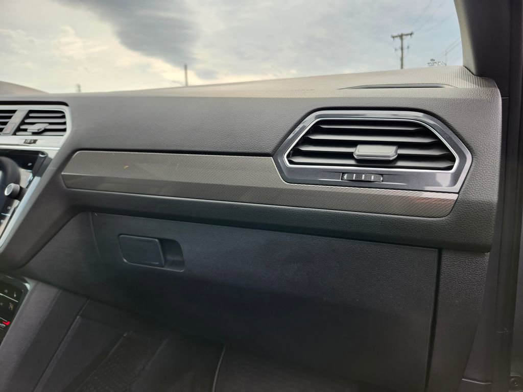 Used 2023 Volkswagen Tiguan SE R-Line image 10