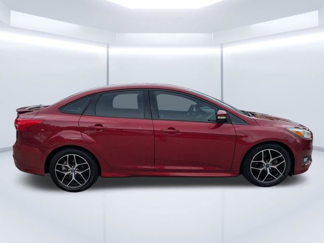 Used 2015 Ford Focus SE w/ SE Sport Package FWD image 3