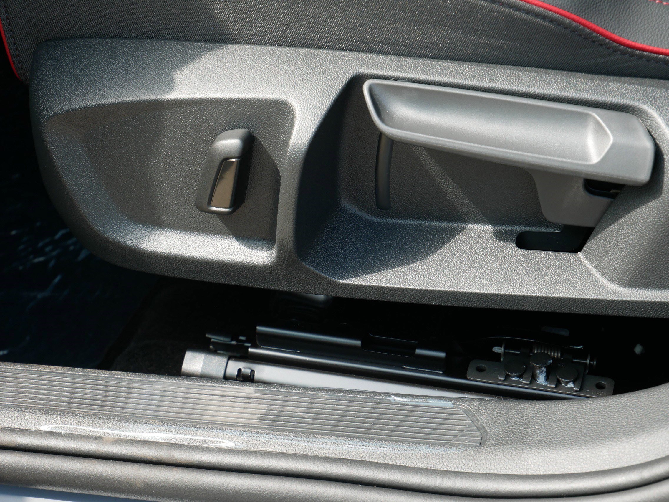 New 2025 Volkswagen GTI SE FWD image 5