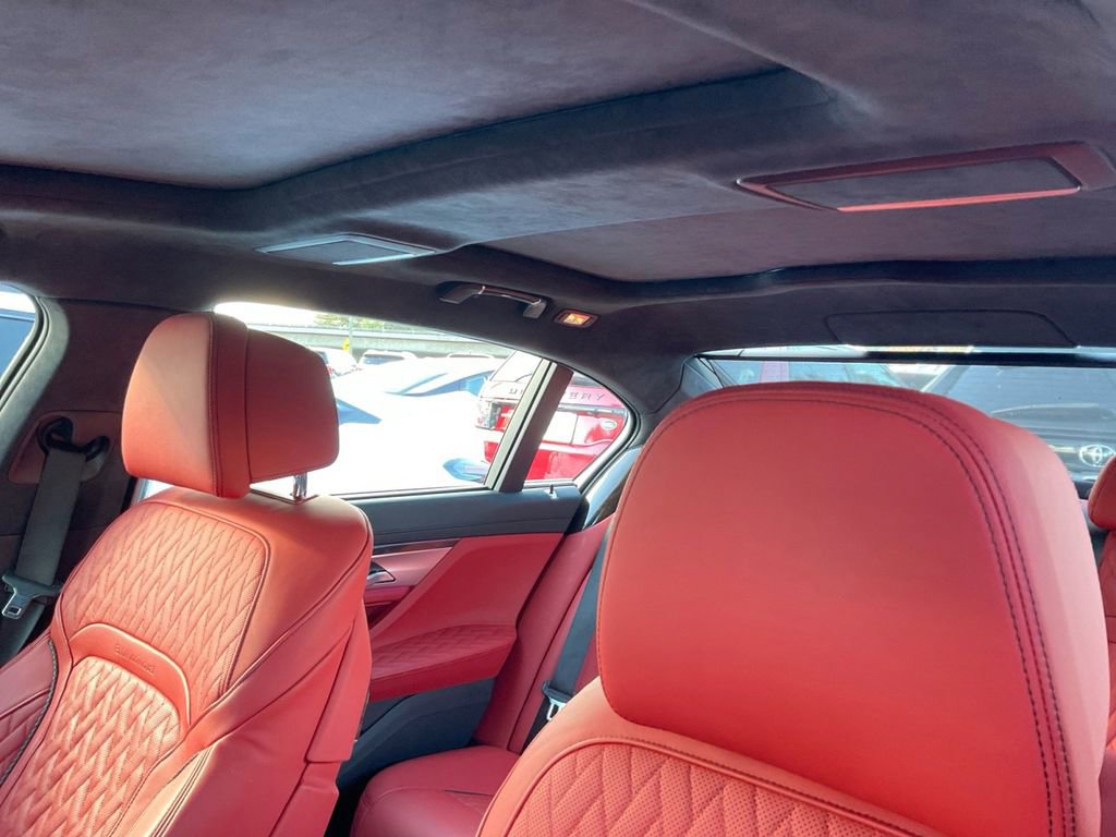 Used 2022 BMW 750i xDrive w/ Executive Package image 16