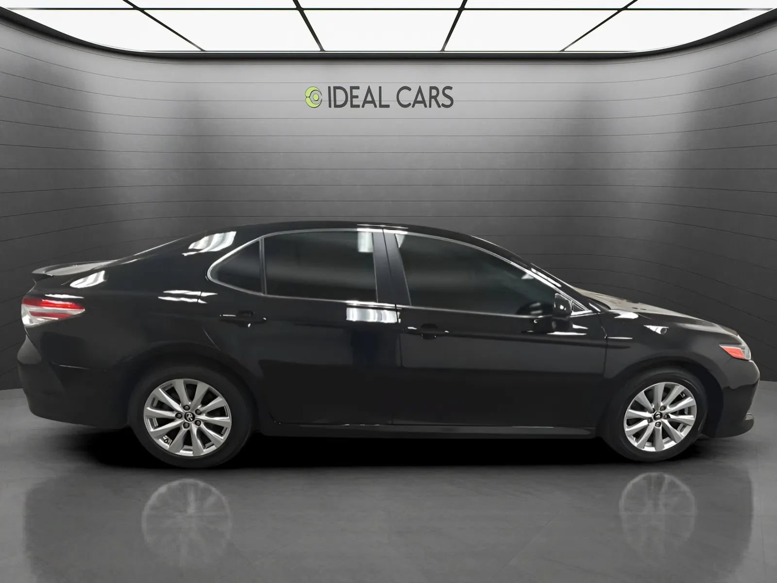 Used 2018 Toyota Camry LE FWD image 4