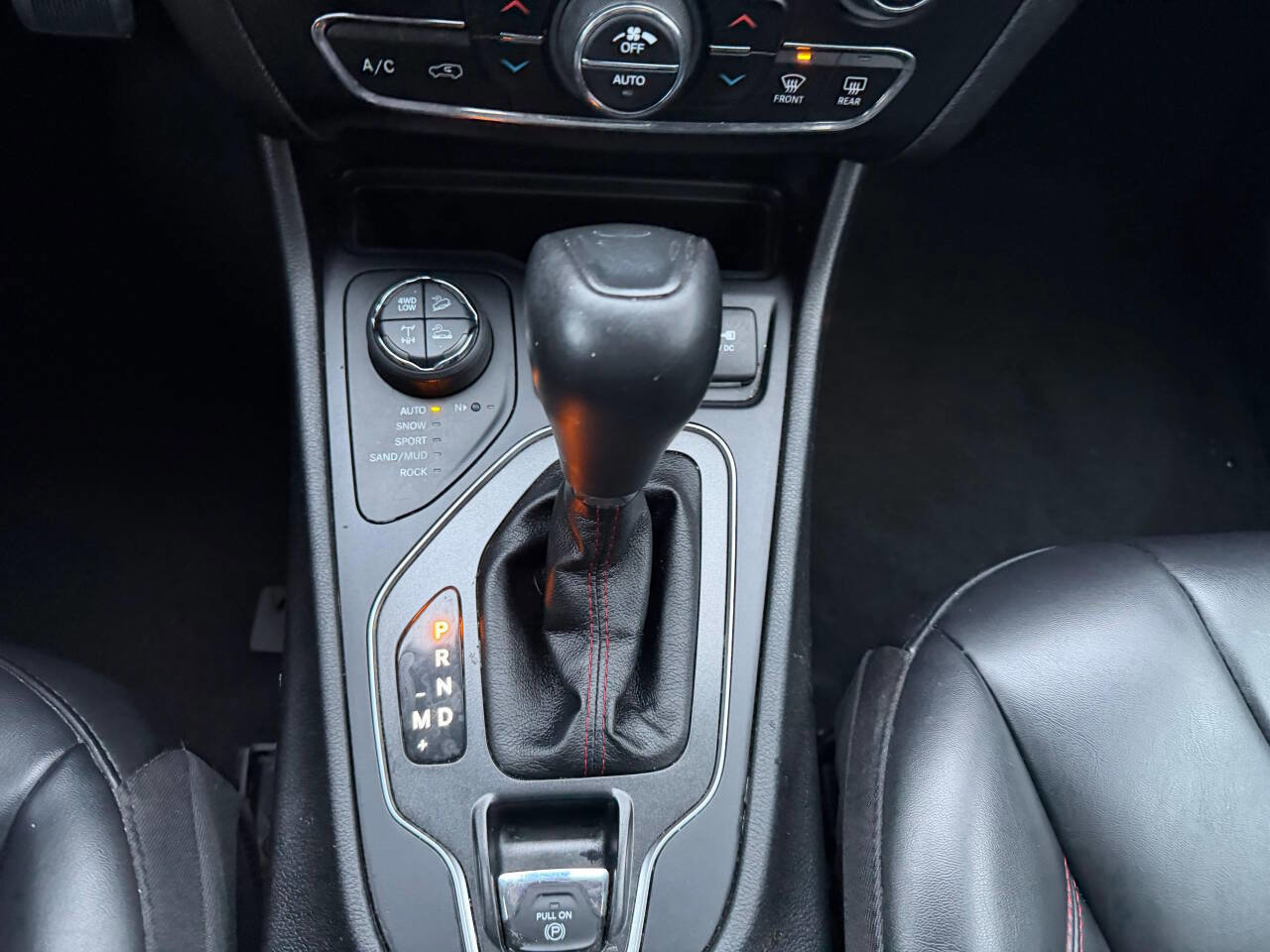 Used 2020 Jeep Cherokee Trailhawk AWD/4WD image 27