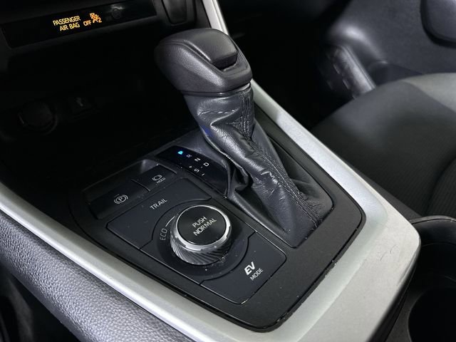 Used 2021 Toyota RAV4 LE AWD/4WD image 16