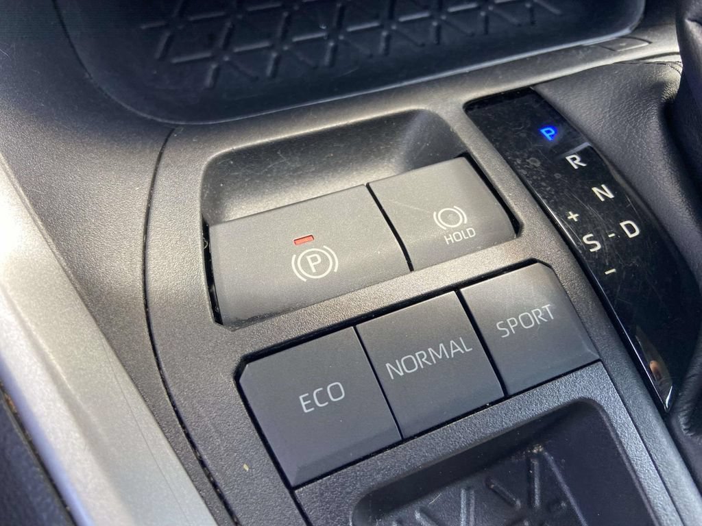 Used 2021 Toyota RAV4 XLE FWD image 22