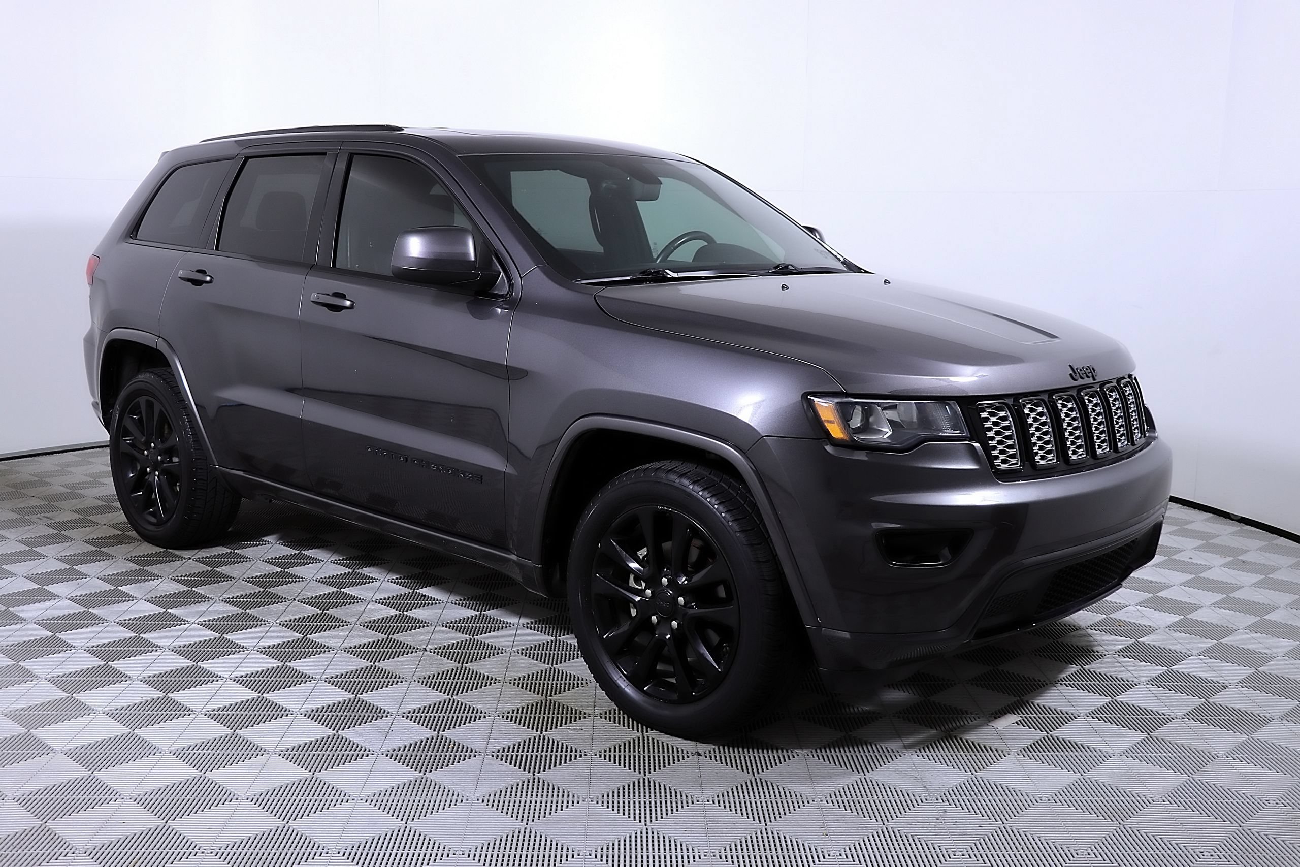 Used 2017 Jeep Grand Cherokee Altitude RWD image 6