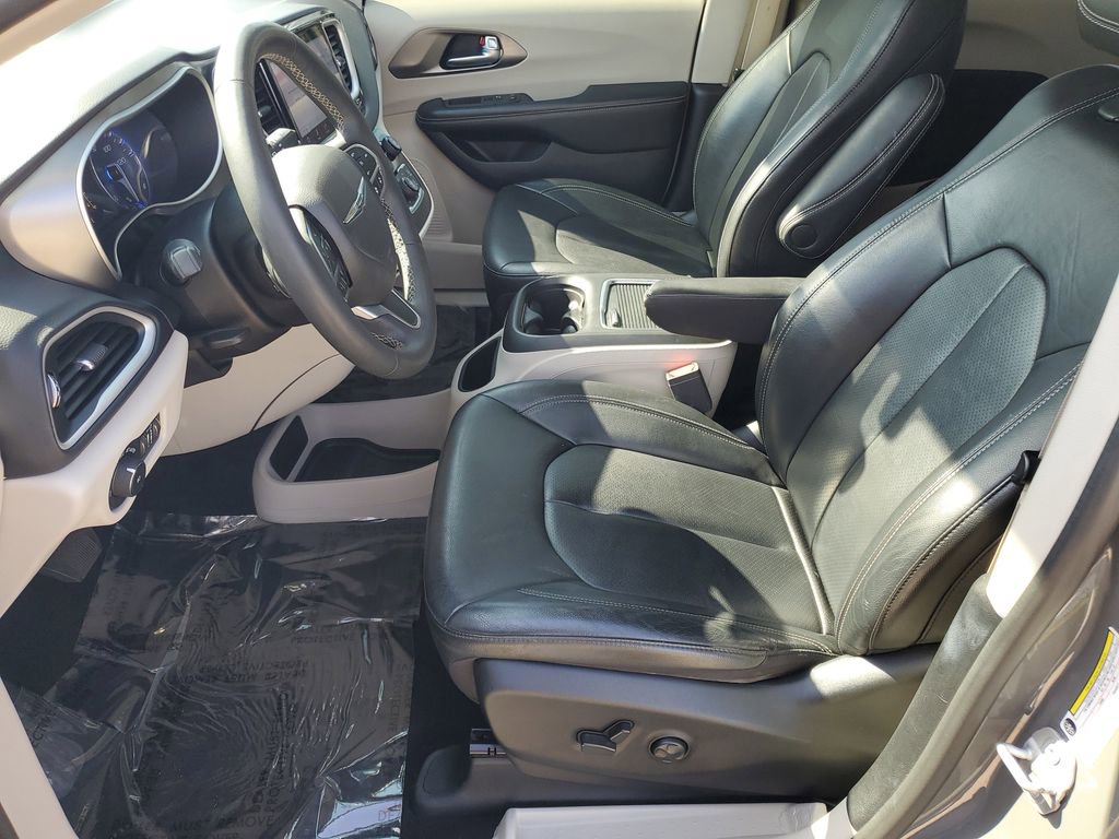 Used 2022 Chrysler Pacifica Touring-L image 5