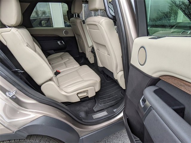 Used 2017 Land Rover Discovery HSE image 12