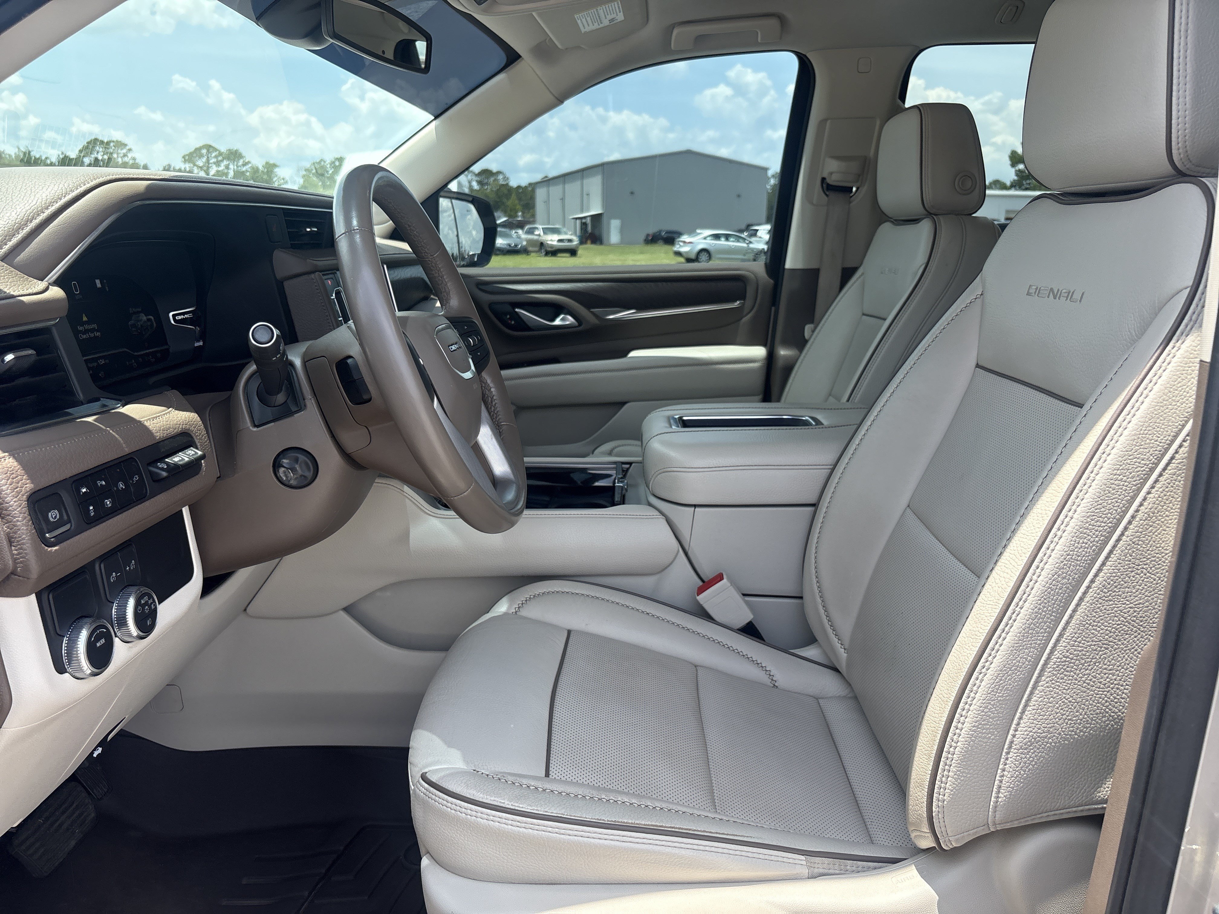 Used 2022 GMC Yukon XL Denali RWD image 11
