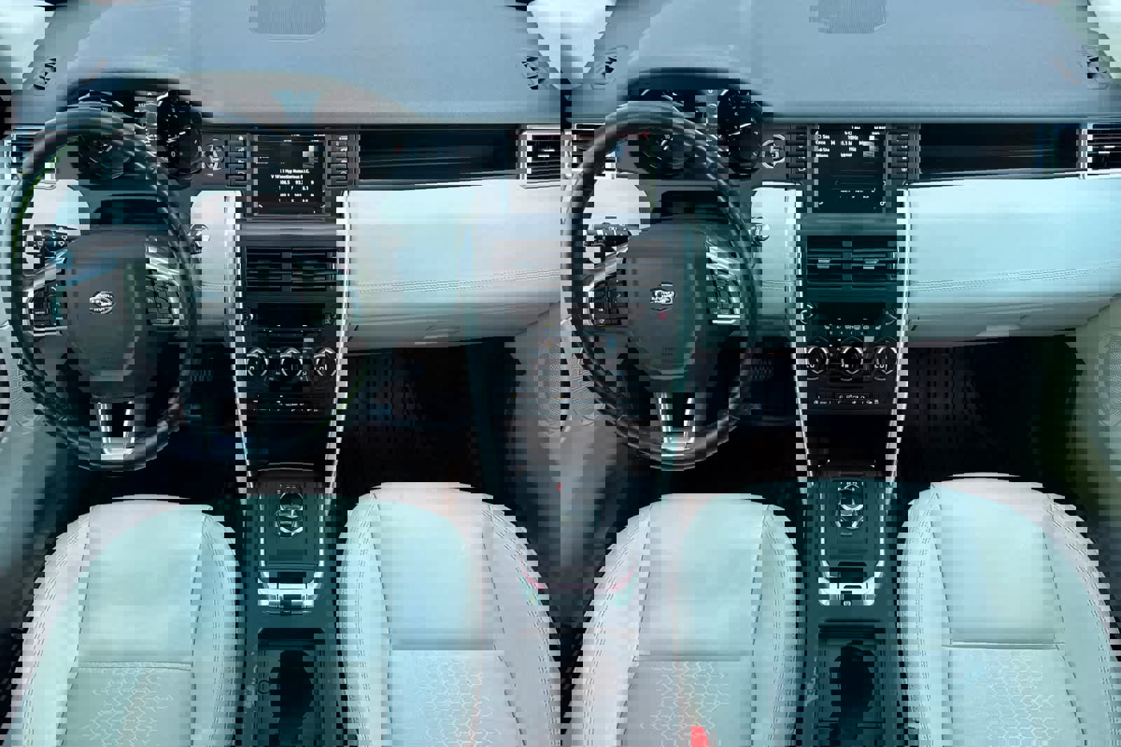 Used 2017 Land Rover Discovery Sport SE image 3