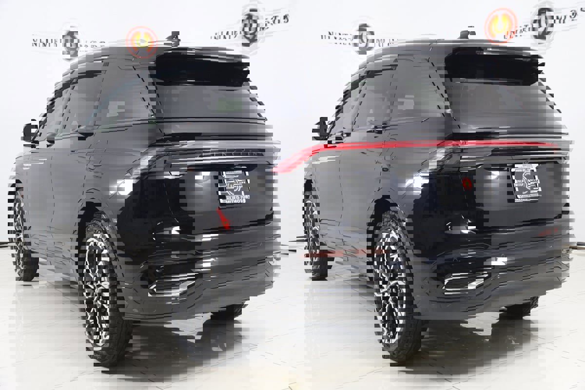 Used 2025 Lincoln Nautilus Reserve AWD/4WD image 4