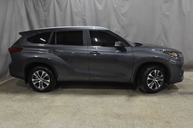 Used 2023 Toyota Highlander XLE image 3