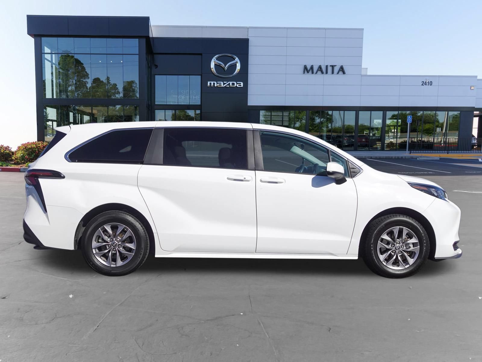 Used 2025 Toyota Sienna LE FWD image 2