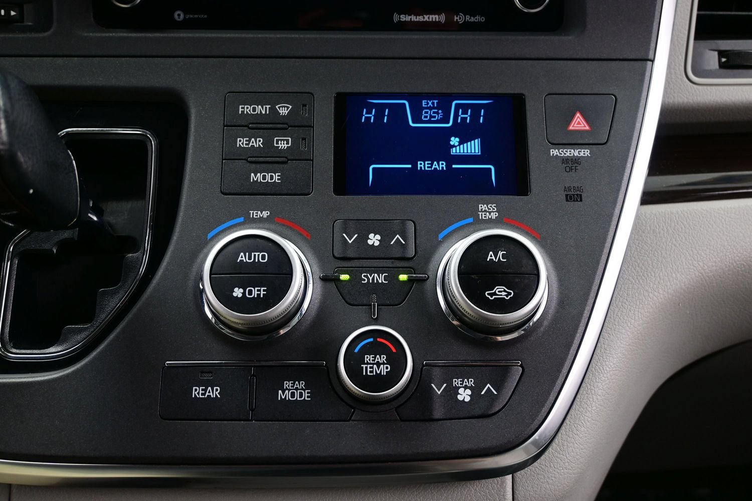 Used 2018 Toyota Sienna XLE Premium w/ Carpet Mat Package FWD image 25
