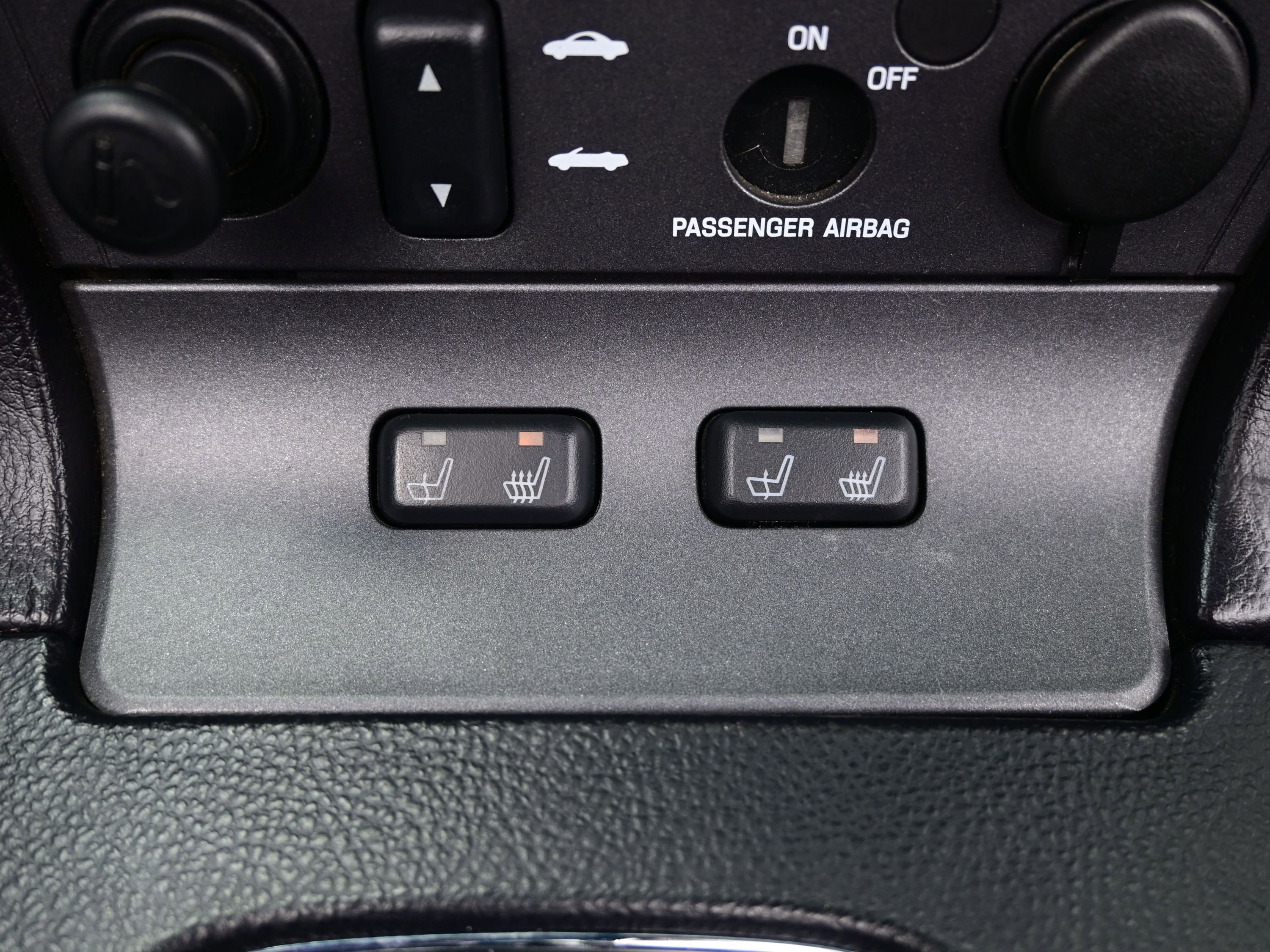 Used 2004 Ford Thunderbird image 18