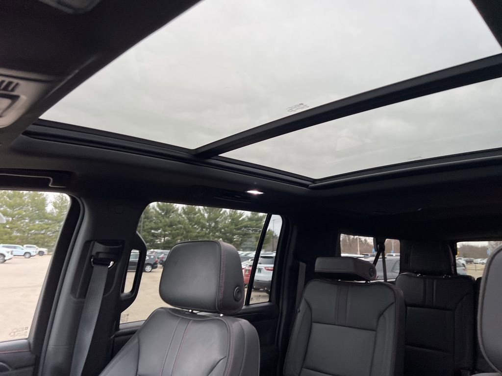 Used 2022 Chevrolet Suburban RST w/ Luxury Package image 24