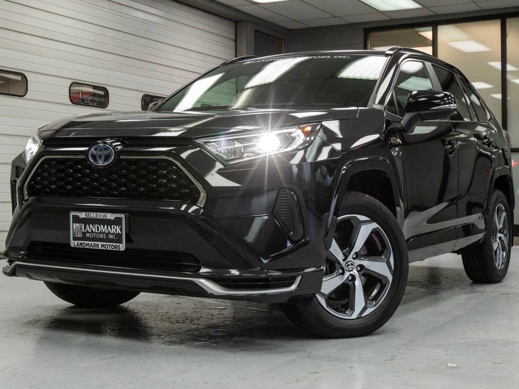 Used 2021 Toyota RAV4 SE image 2
