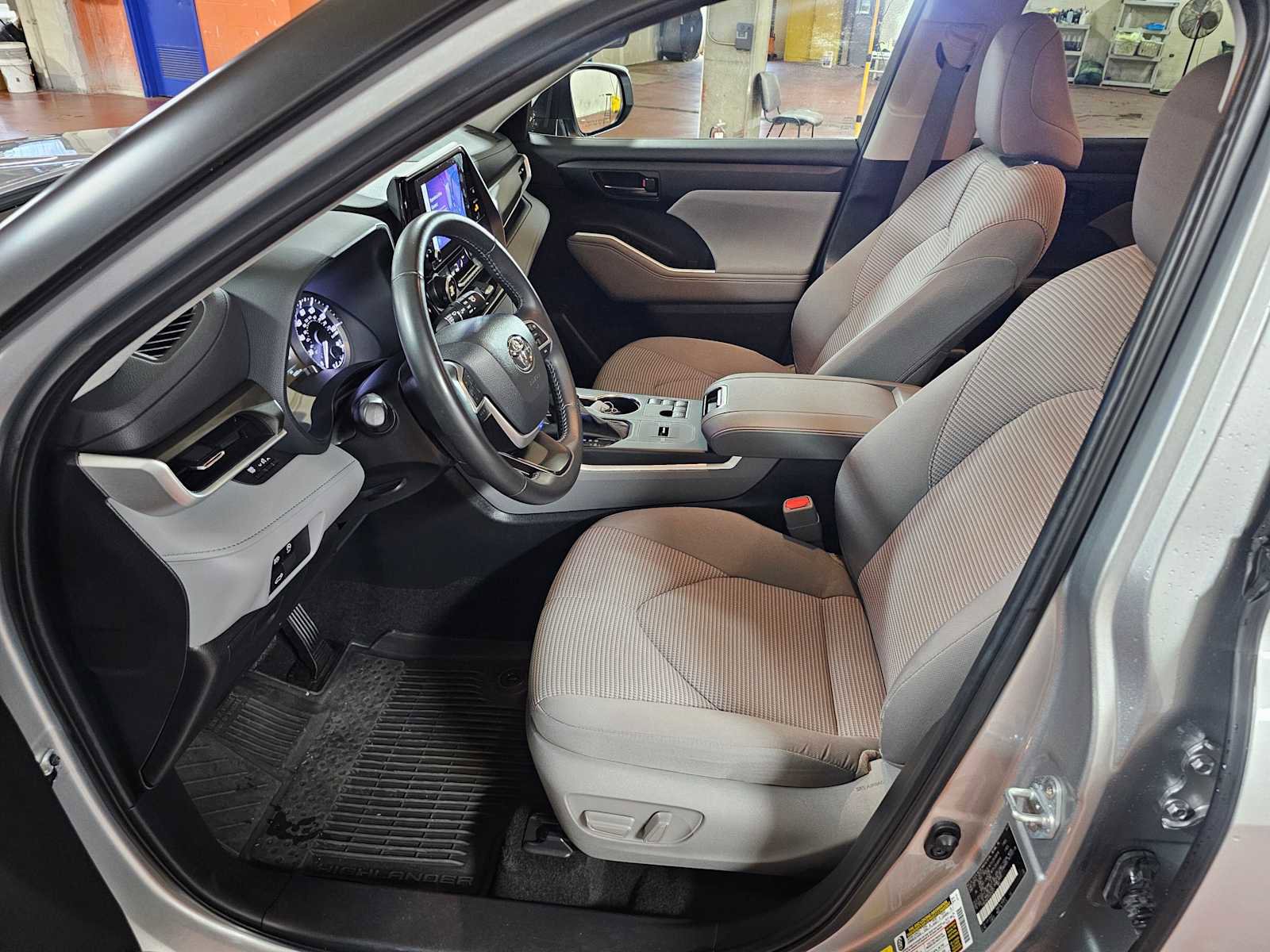 Used 2023 Toyota Highlander LE image 24