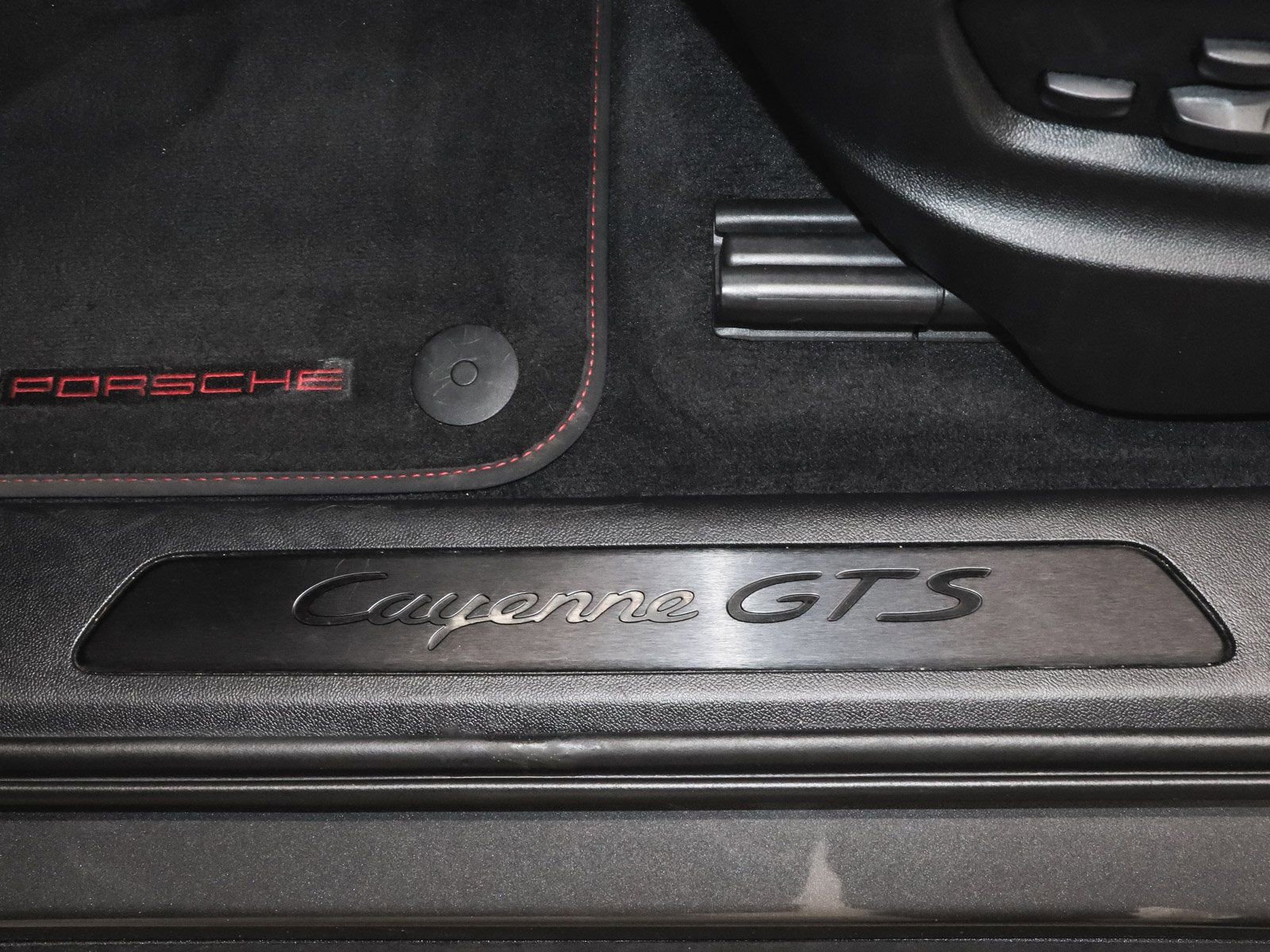 Used 2023 Porsche Cayenne GTS w/ Premium Package AWD/4WD image 24