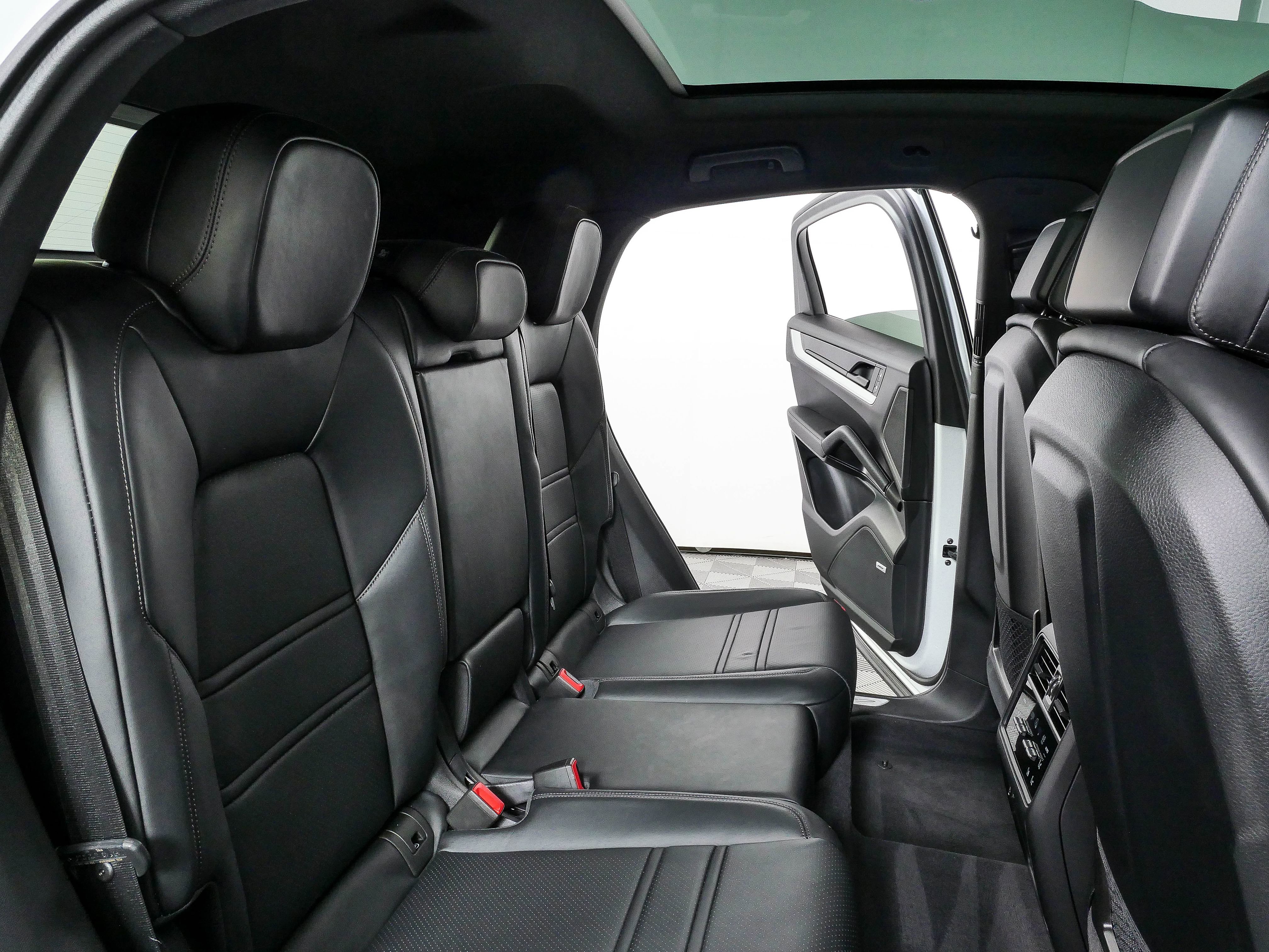 Certified 2025 Porsche Cayenne Coupe AWD/4WD image 24