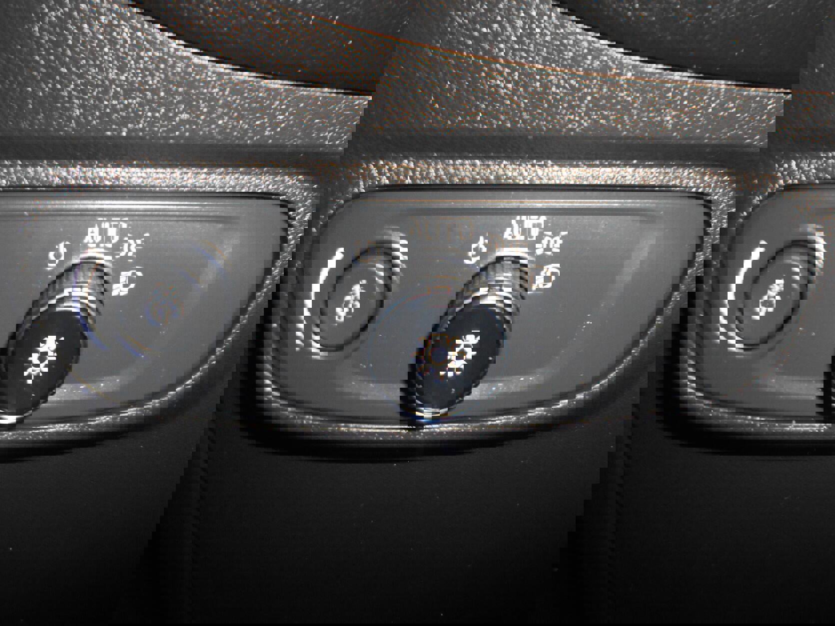 Used 2019 Chevrolet Equinox LT w/ Driver Convenience Package image 12