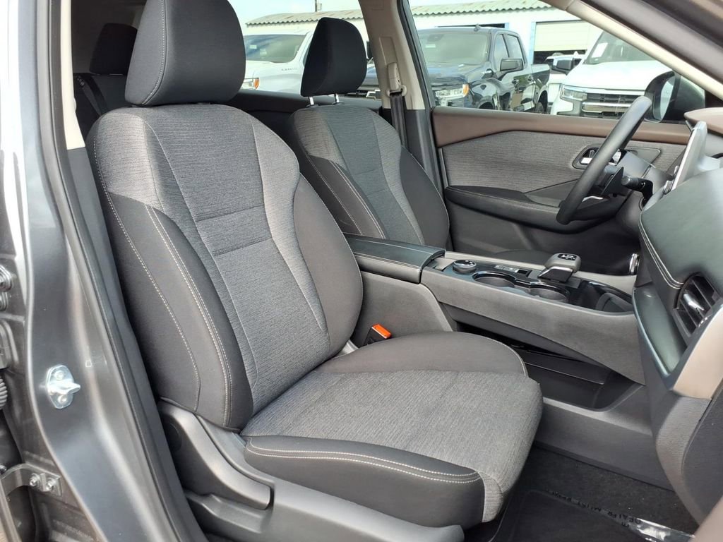 Used 2023 Nissan Rogue SV image 12
