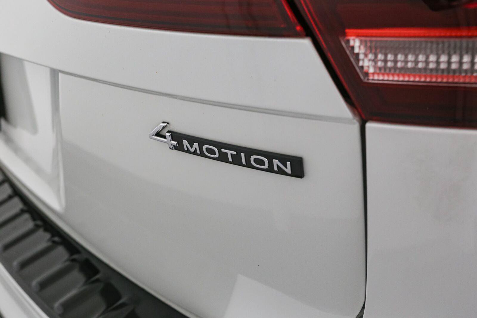 Certified 2024 Volkswagen Tiguan SE R-Line AWD/4WD image 14