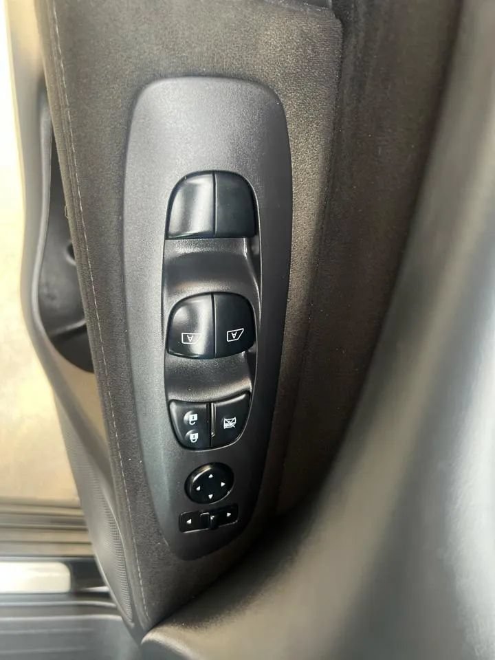 Used 2015 Nissan Pathfinder SV FWD image 17