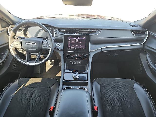 Used 2025 Jeep Grand Cherokee Altitude AWD/4WD image 9