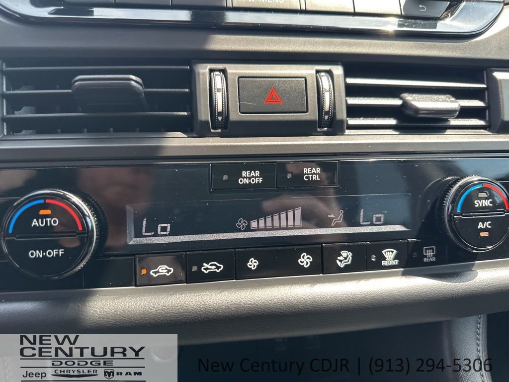 Used 2023 Nissan Pathfinder S image 28