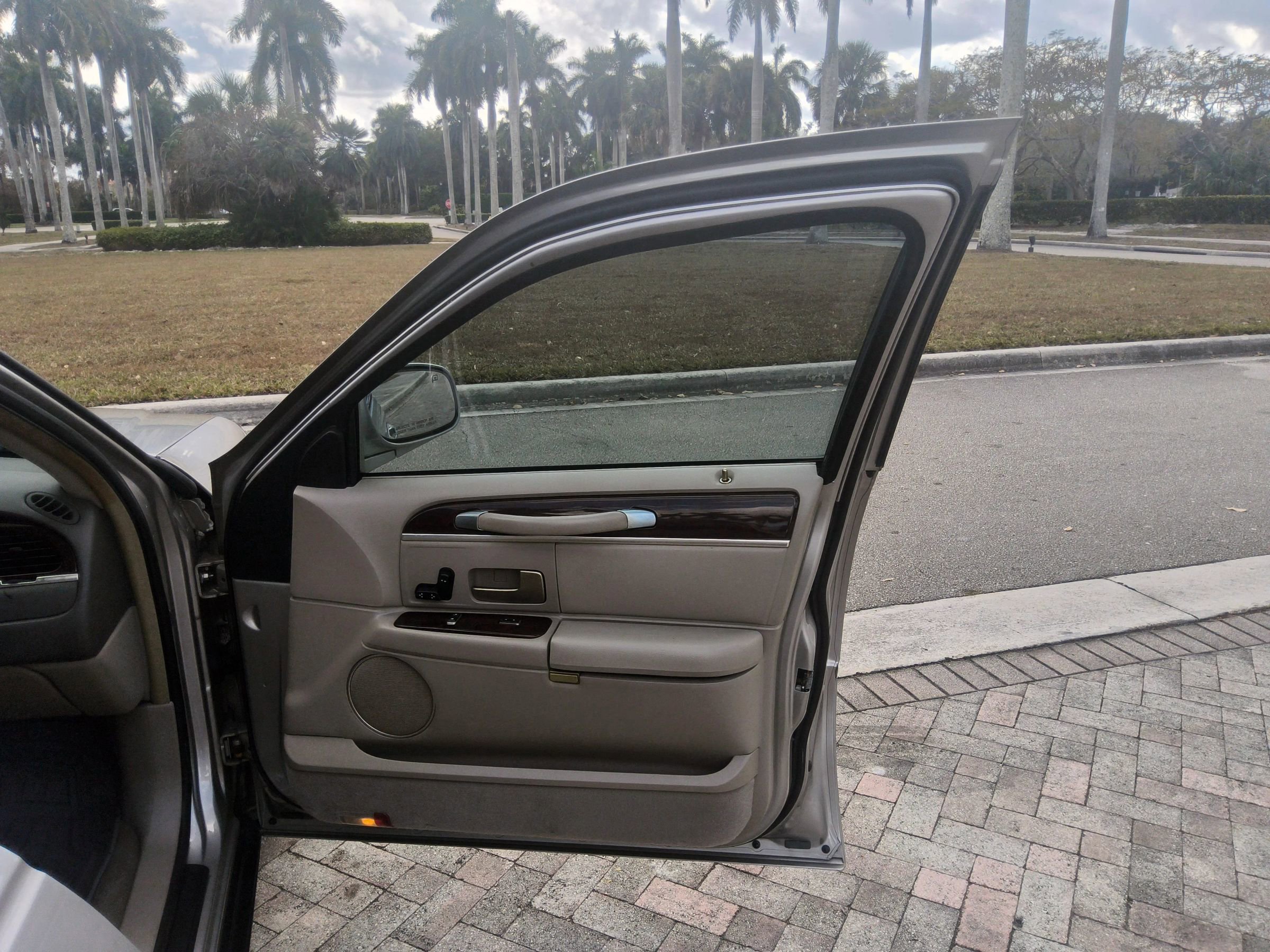 Used 2006 Lincoln Town Car Signature image 33