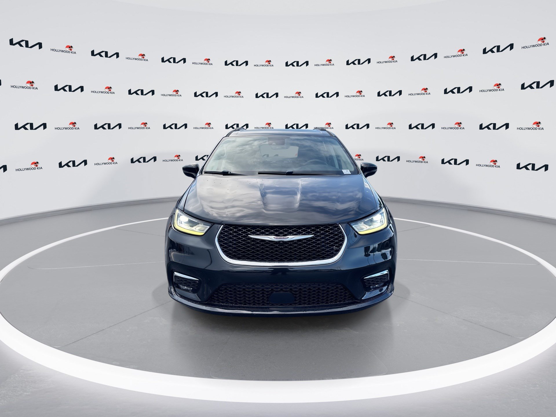 Used 2021 Chrysler Pacifica Touring FWD image 3