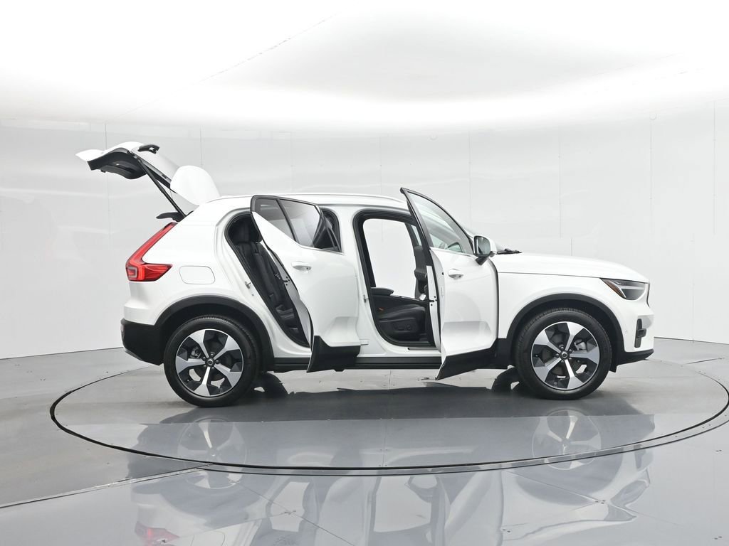 Used 2025 Volvo XC40 B5 Plus image 4
