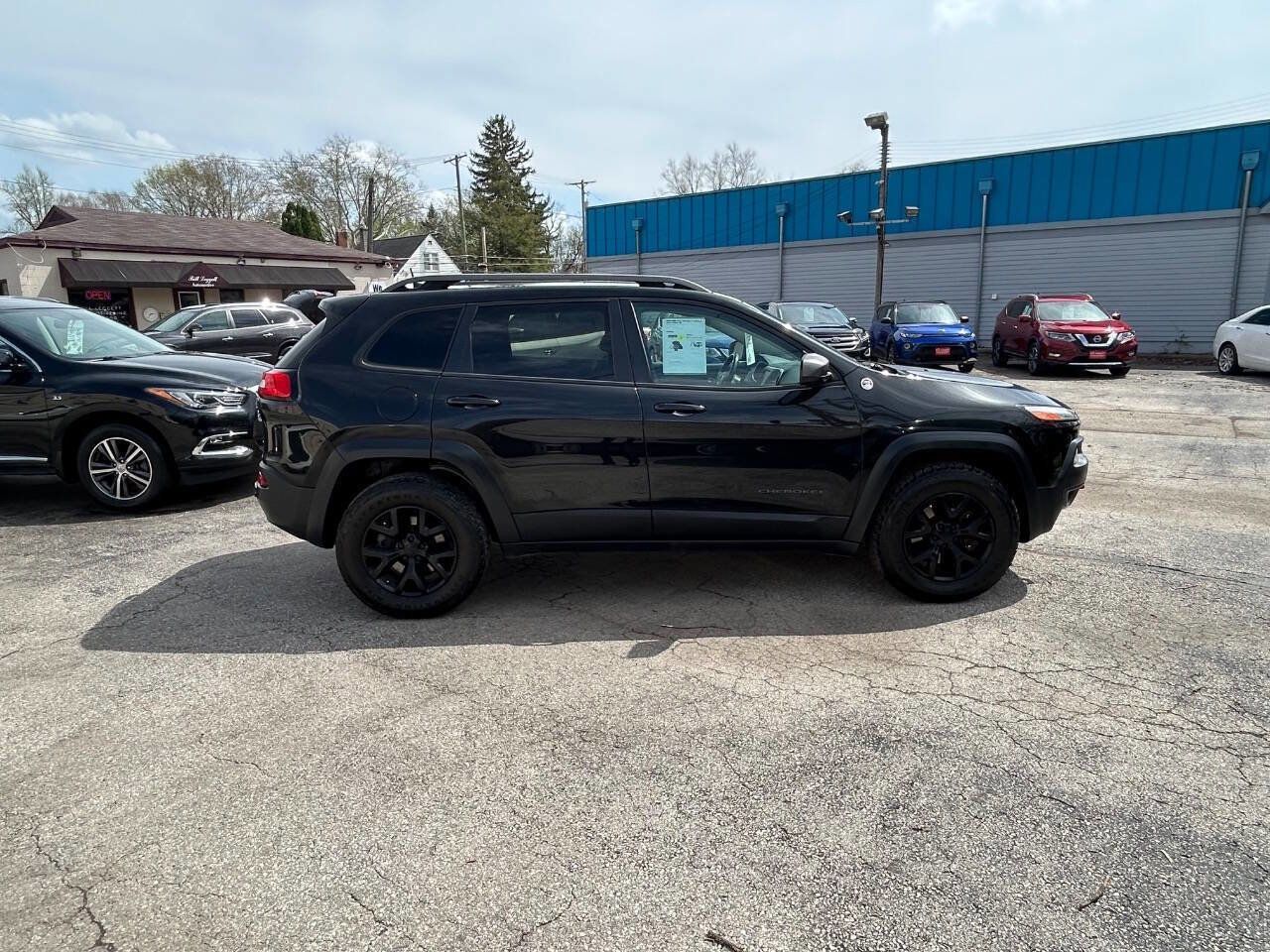 Used 2016 Jeep Cherokee Trailhawk w/ Cold Weather Group image 13