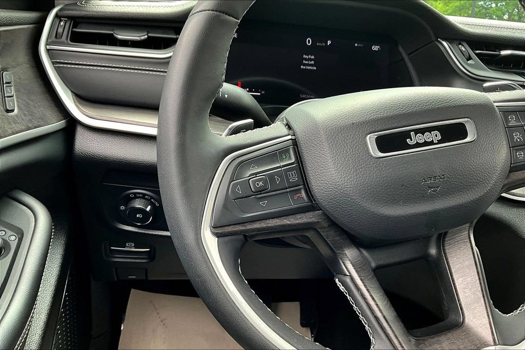 Used 2023 Jeep Grand Cherokee L Limited w/ Luxury Tech Group II AWD/4WD image 11