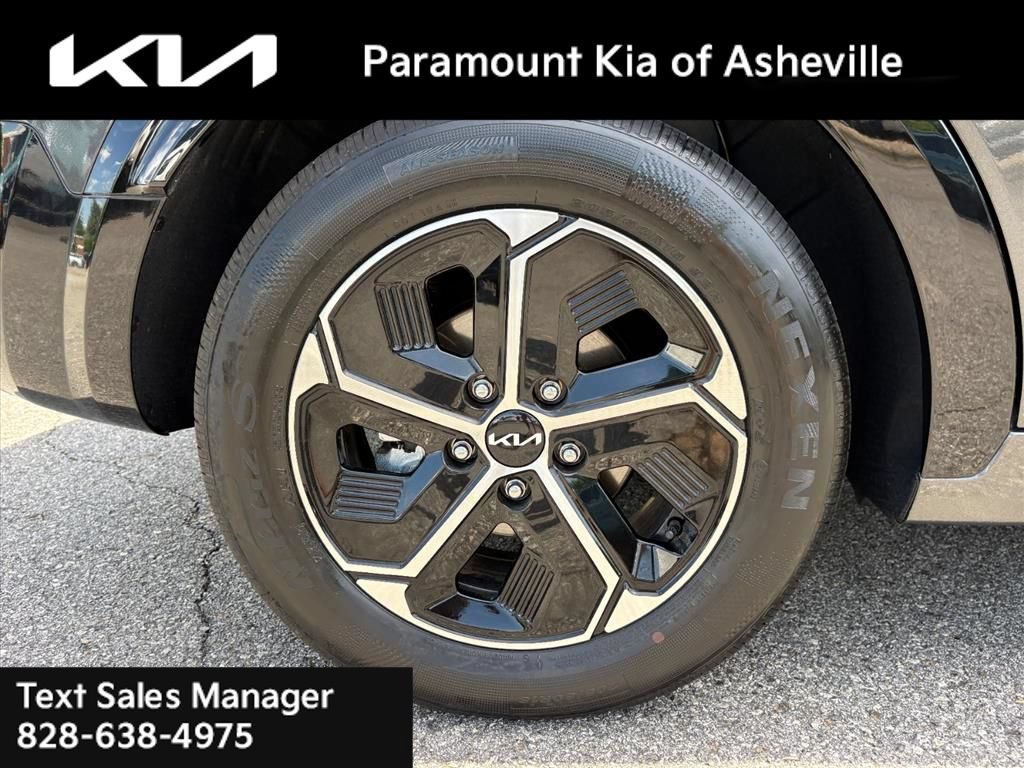Certified 2025 Kia Niro FWD image 30