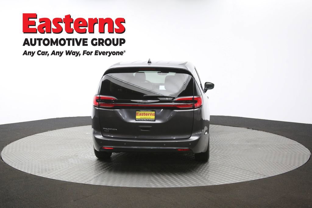 Used 2023 Chrysler Pacifica Touring-L image 39