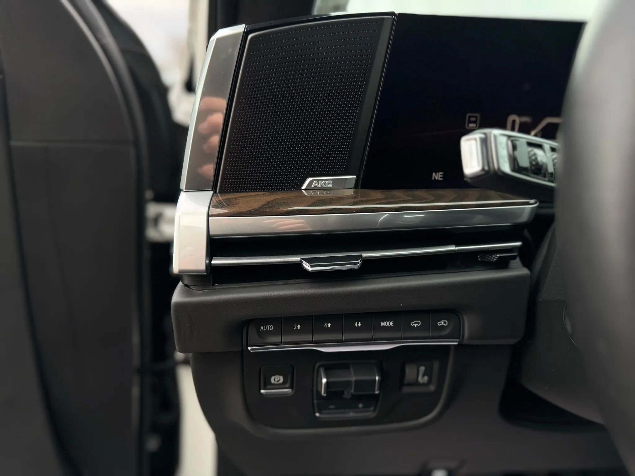 Used 2025 Cadillac Escalade ESV Sport Platinum w/ LPO, Floor Liner Package AWD/4WD image 26