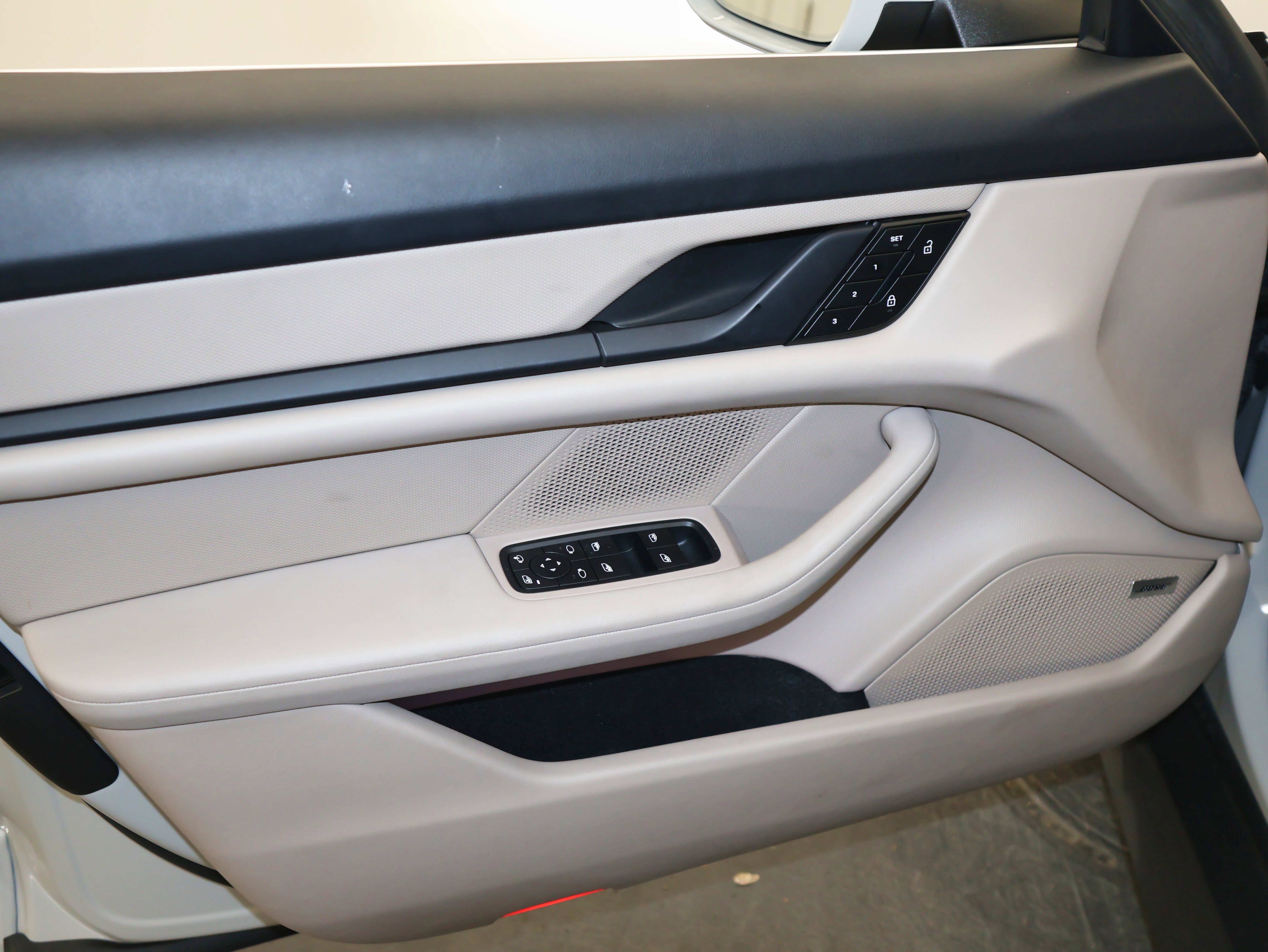 Used 2022 Porsche Taycan 4S image 23